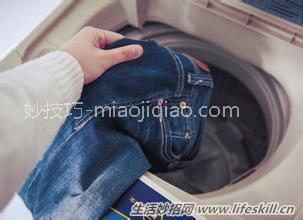牛仔裤怎么洗才能不掉色？ 