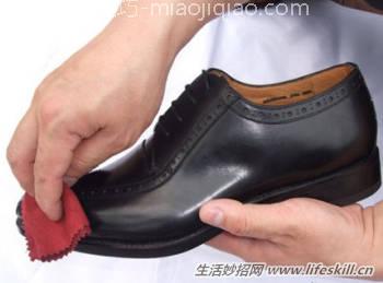 梅雨季节，皮鞋如何防潮防霉？