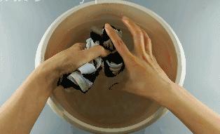 湿衣服快速拧干小诀窍 
