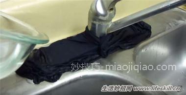 水槽、水龙头上的水垢简单省力巧清除