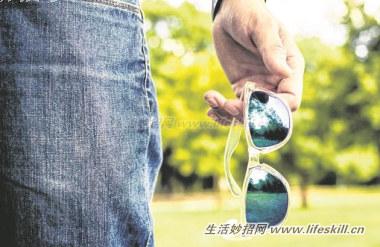 戴蓝墨镜 致白内障 