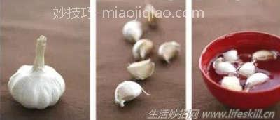 妙招巧剥大蒜皮 