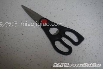 鸡腿剔骨小窍门