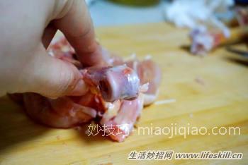 鸡腿剔骨小窍门
