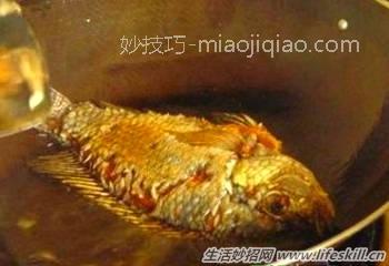 煎鱼不粘锅的小妙招 