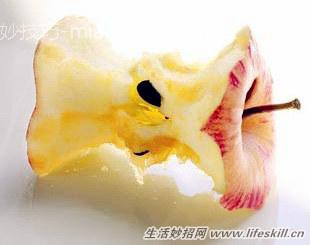 巧用苹果核清洗油污 