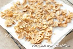 巧炸蒜片不发黑、蒜泥不发黄 