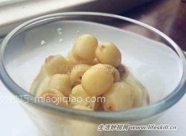 巧用电饭锅蒸煮绵密松软的莲子 