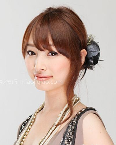伴娘怎么盘好看的发型 清爽花苞头展现甜美气质